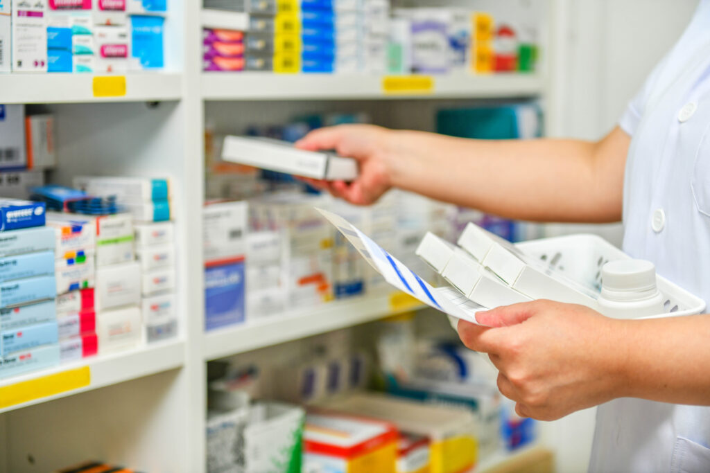 Estante con medicamentos