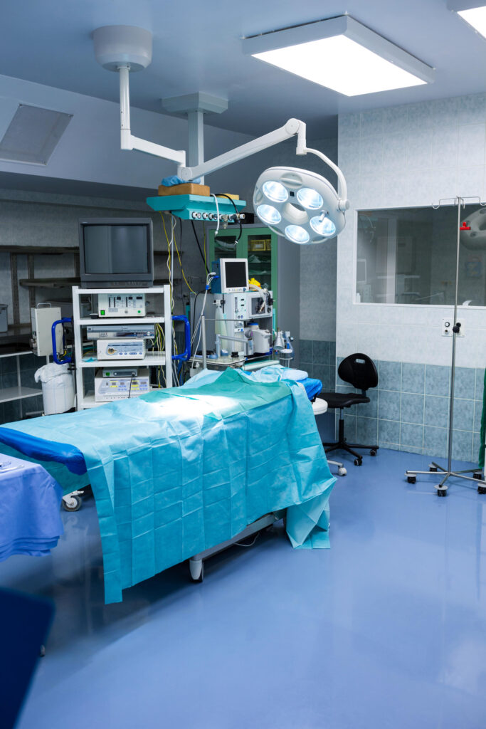 Quirófano muestra aparatos medicos.